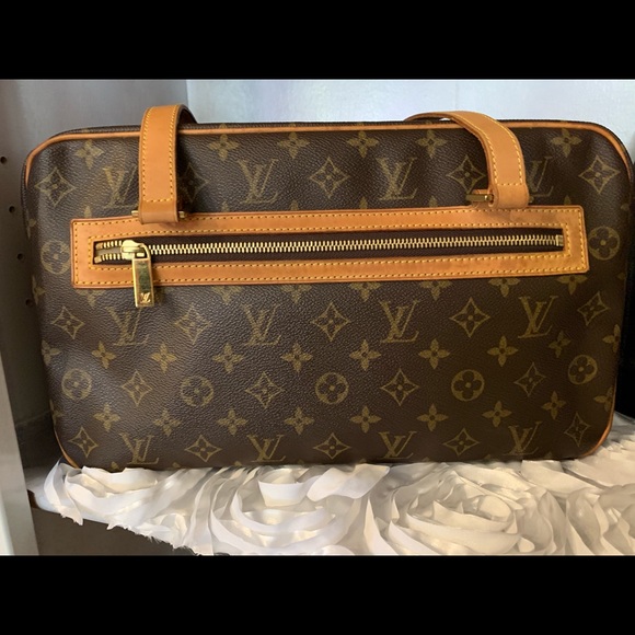 Pre owned Louis Vuitton good condition $550 - Picture 5 of 8
